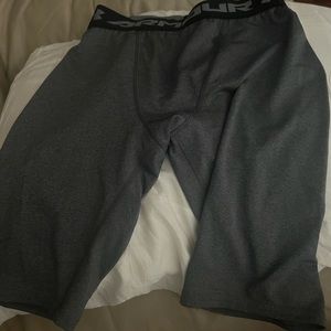 brand new under armour compression shorts but it doesn’t have tags on them .